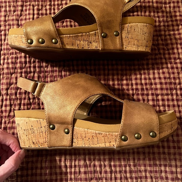 Boutique- Corky’s Refreshing Wedge Sandal Size 7 - Picture 8 of 16